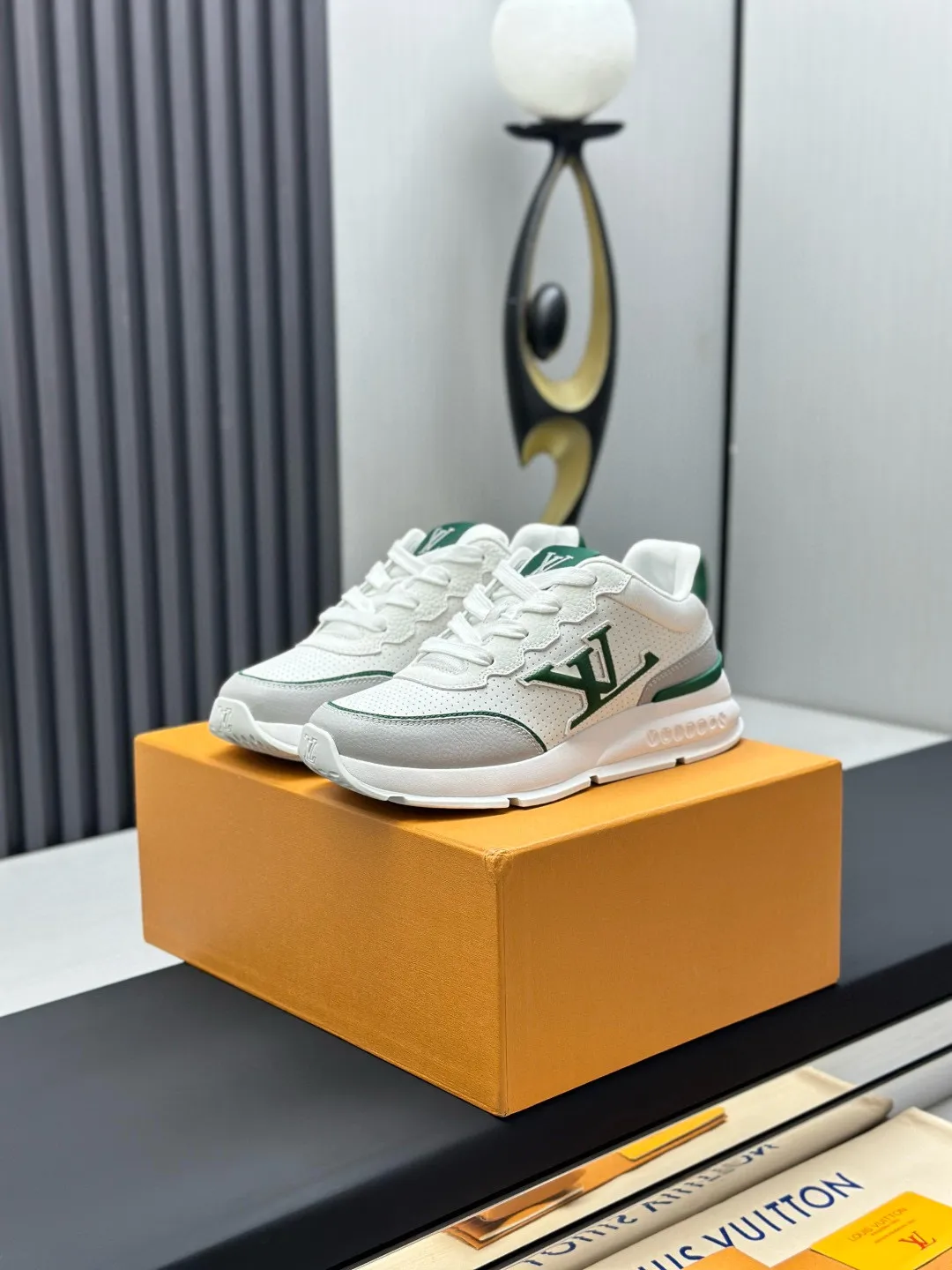 Factory price: 640💰Top version LV-Louis Vuitton-classic catwalk new style original 1:1 developed replica! ! The upper foot is very comfortable. It is made of luxurious materials and fine workmanship. The midsole is printed with English letters "Made in Europe". The upper is made of calfskin imported from Italy. The side is decorated with the brand's LOGO and signature. The latest latex foot pads and mesh lining make the foot feel super comfortable. The original two-color TPU combination outsole is specially provided by the original factory. Bag technology Goodyear stitched edges Fabric: Exclusive custom first-layer cowhide Accessories: Exclusive private model Vuitton logo, lining: Customized silk mesh lining - first-layer silk cowhide lining Outsole: TPU combination outsole wear-resistant, non-slip and anti-yellowing Foot pads: new latex pads-mesh sweat-absorbent Counter technology: fully computerized sewing machine wire drawing Toe box back cover Hot and cold shaping Full set of pull-top last with medium and low logo pattern Counter packaging - Shoelaces, certificates, cards, instructions, certificates, dust bags, the most complete packaging on the Internet, men's size: 38-46 (38/46 customized, non-refundable!)